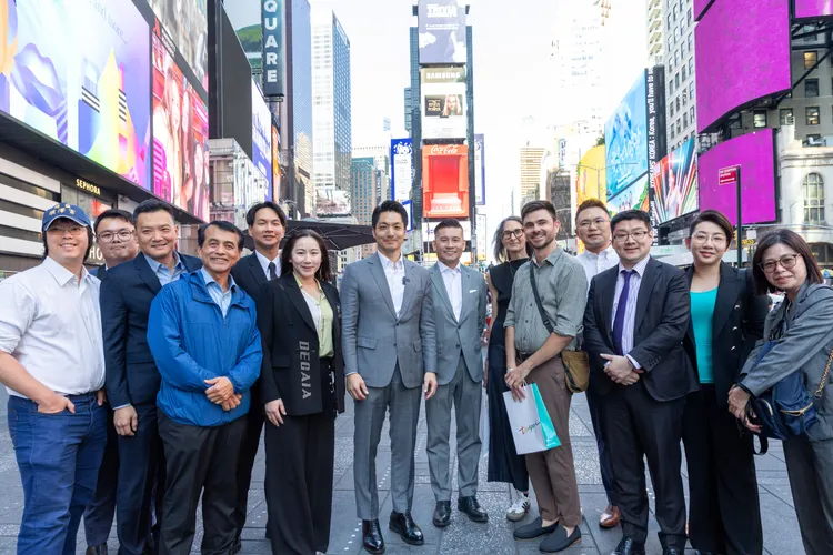 蔣萬安在時代廣場與紐約交通局官員等人合影。北市府提供