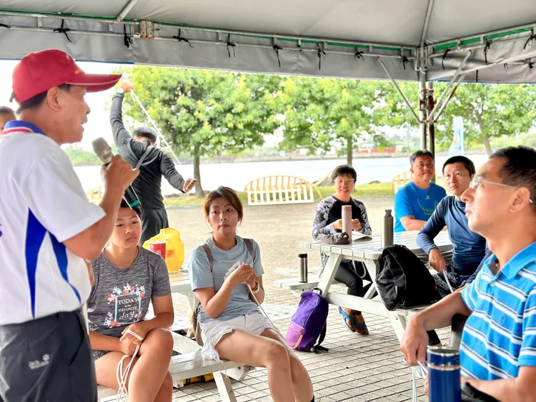 環境教育講師帶領學員認識大鵬灣生態環境。