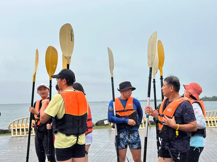 水域運動人才培訓帶領學員進行獨木舟、SUP、救生艇等實作體驗課程。