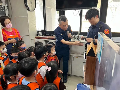 幼兒園萌娃參訪警局好興奮! 海山警宣導「護己尊人」觀念從小紮根