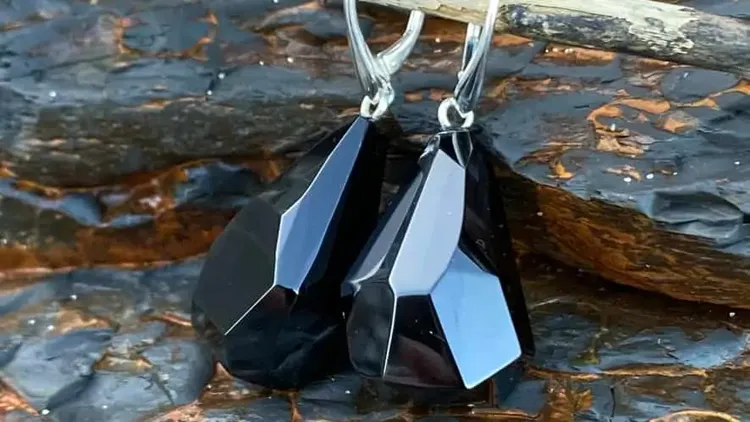 惠特比黑玉被認為是製作珠寶中最優質的黑玉。翻攝自Jewellery Outlook