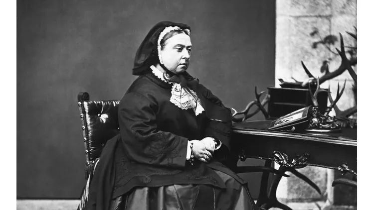 維多利亞女王對這種寶石的喜愛，加上是在當地開採的，使得黑玉在維多利亞時代英國尤為突出。翻攝自CNN