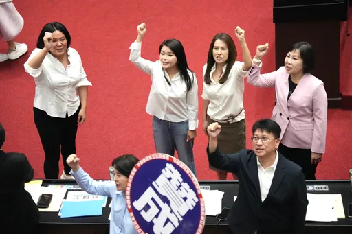 爆發激烈口角!藍白合聯手表決通過 「退回中央政府總預算」