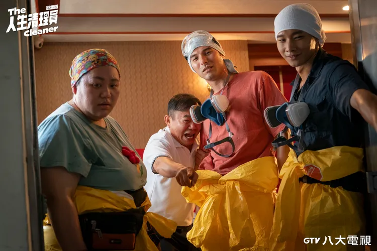 鳳小岳（右二）與黃冠智（右一）、蔡嘉茵（左一）專門清理特殊現場。八大提供
