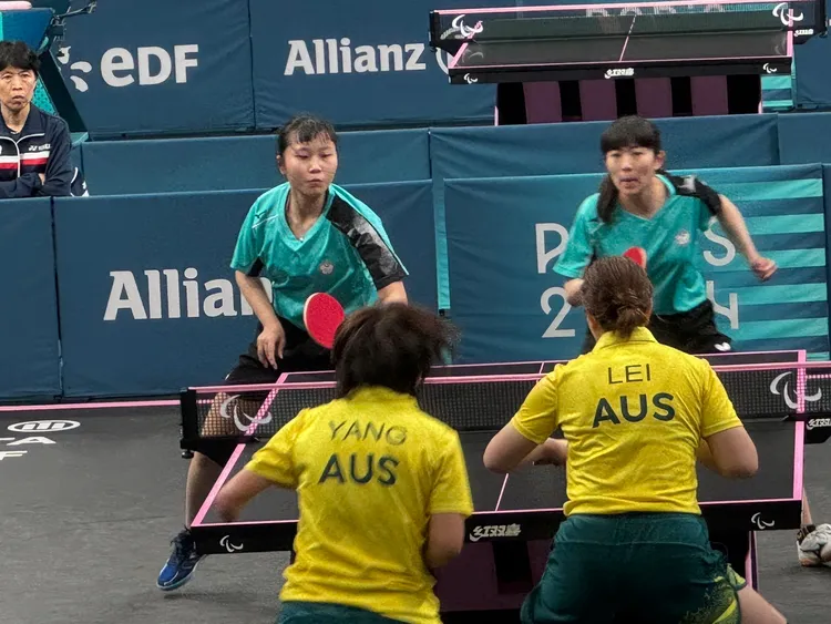 台灣桌球女將田曉雯（左）、林姿妤（右）巴黎帕運女雙WD20級金牌戰不敵「澳洲組合」雷麗娜、楊倩，替台灣代表團進帳銀牌，追平桌球隊史在帕運最佳成績。讀者提供