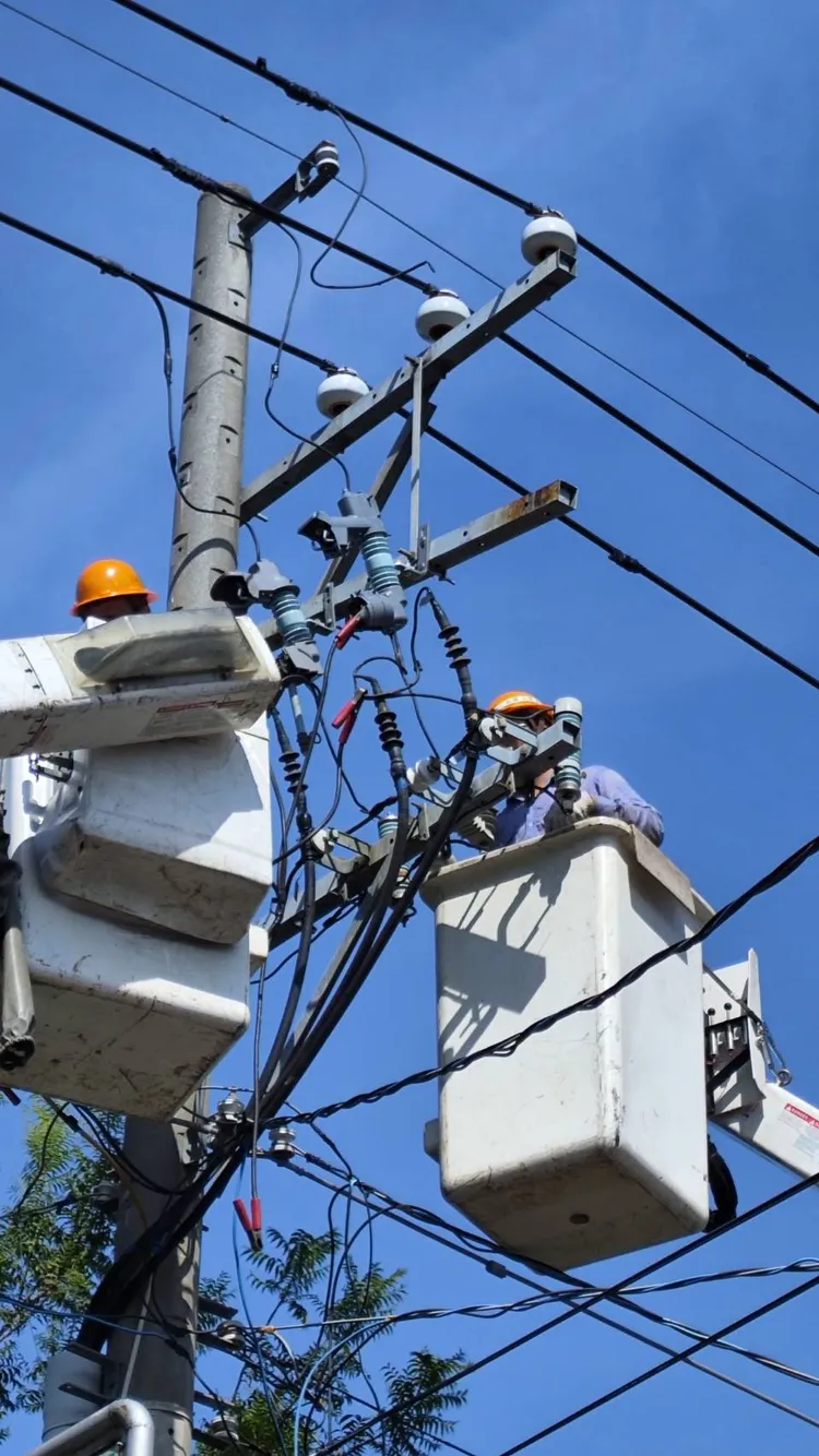 台電人員緊急搶修，已於上午9時10分修復恢復供電。民眾提供