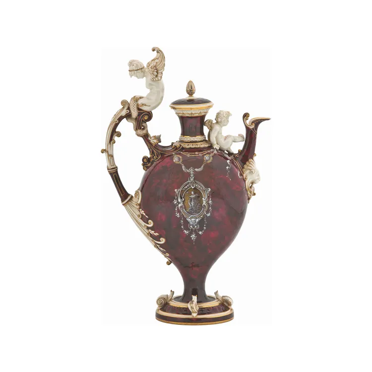 巴黎裝飾藝術博物館端出了《布洛瓦帶蓋長頸壺》，約誕生於1883至1884年。