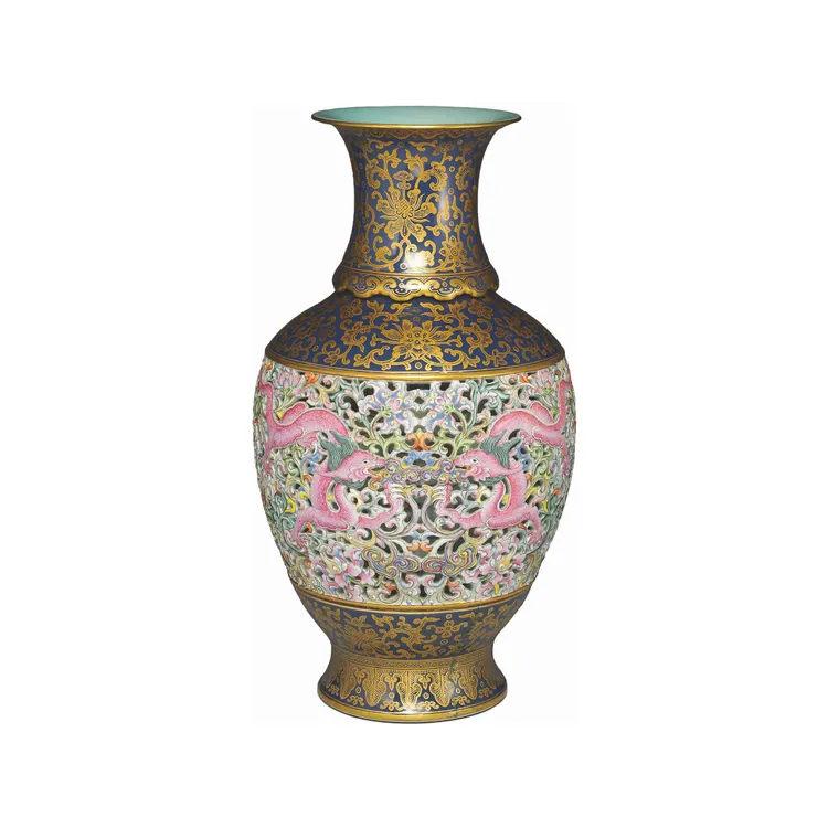 故宮博物院展示的《清乾隆羊彩玲瓏轉旋瓶》，約誕生於1736至1795年間。