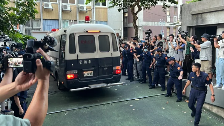 北市警方動員了400警力，維持法院安全。莊宗達攝