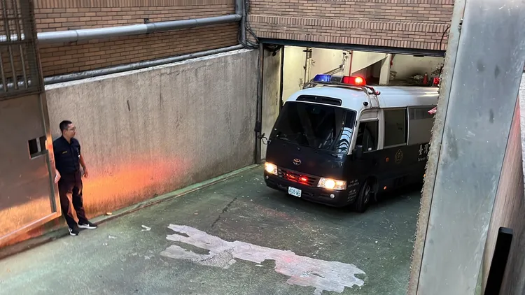 大批媒體守候在法院車道上，紀錄柯文哲搭囚車送看守所的一刻。莊宗達攝