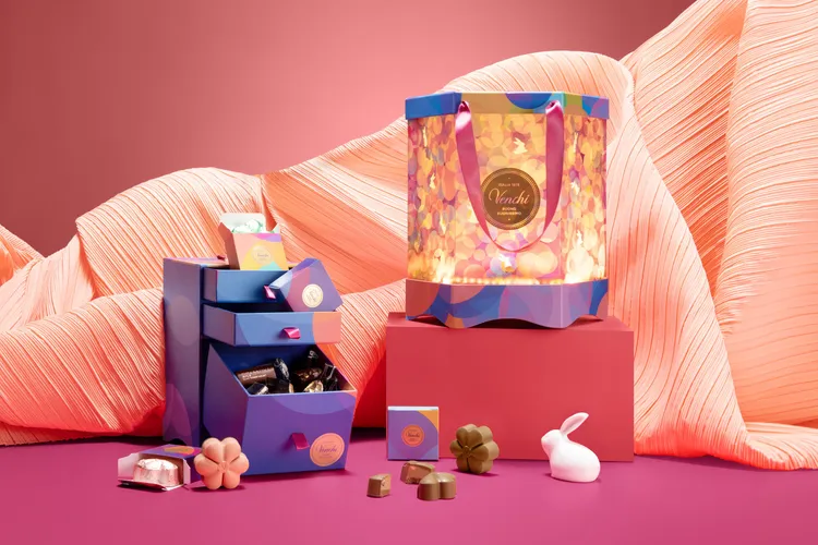 「中秋璀璨燈籠禮盒」外殼以細緻彩光呈現出朦朧月光。品牌提供