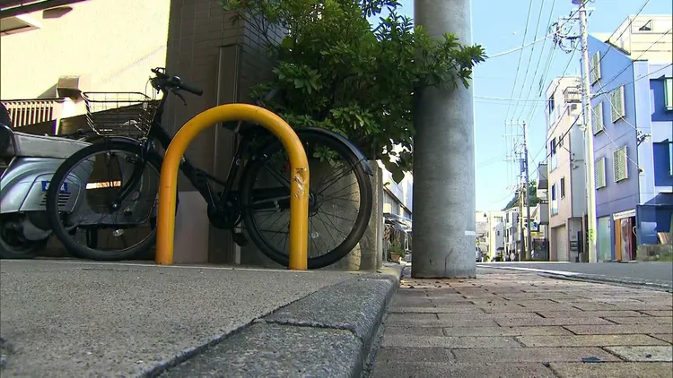 二神光騎機車摔倒撞上路障和電線桿，重傷不治。翻攝fnn