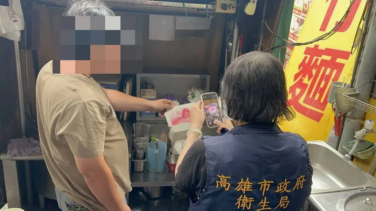 高雄市衛生局今天前往店家稽查，業者喊冤，衛生局點出多項缺失要求限期改善。高市府提供