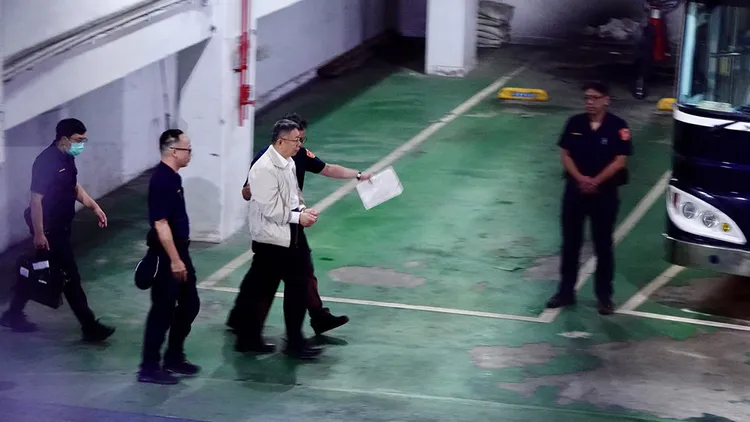 柯文哲上銬被帶上囚車。莊宗達攝