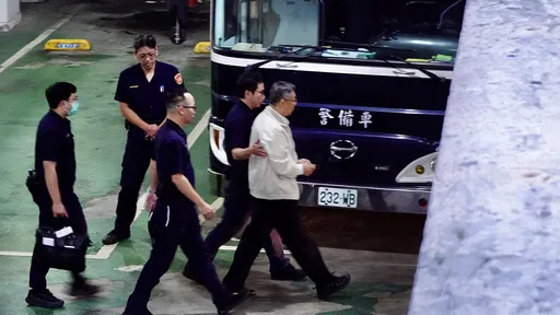 柯文哲上銬！被帶上囚車送往看守所收押畫面曝光