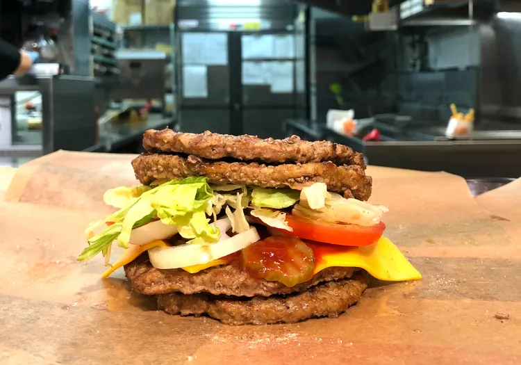 純牛肉片堆疊的「無麵包四層烤牛」，一次就能吃到四層肉片。漢堡王提供