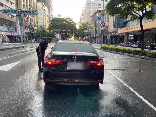 違停路中想落跑!警擊破車窗阻止 駕駛酒氣四溢口袋還藏這壞東西
