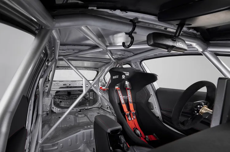 Corolla Cup賽車由Corolla Altis GR SPORT市售車為基礎開發，採用FIA認證Sparco賽車椅及六點式安全帶。業者提供