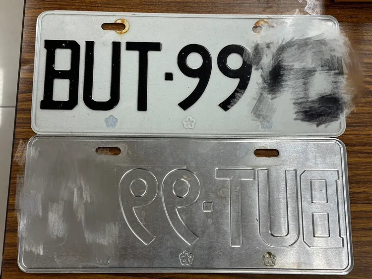 警方查扣假車牌。警方提供