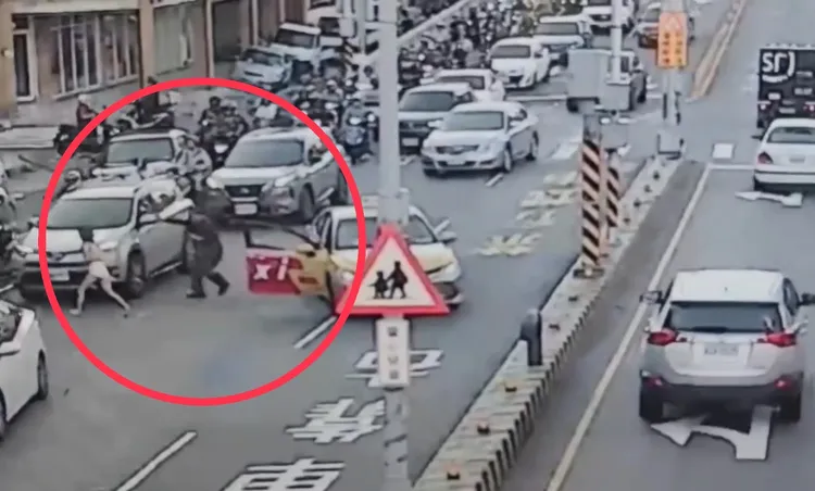 後來她突然起身，差點被車撞上。翻攝照片