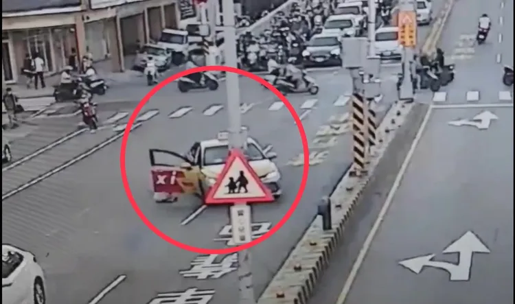 侯女酒後失控，從小黃上開車門當場摔落路中央。翻攝照片