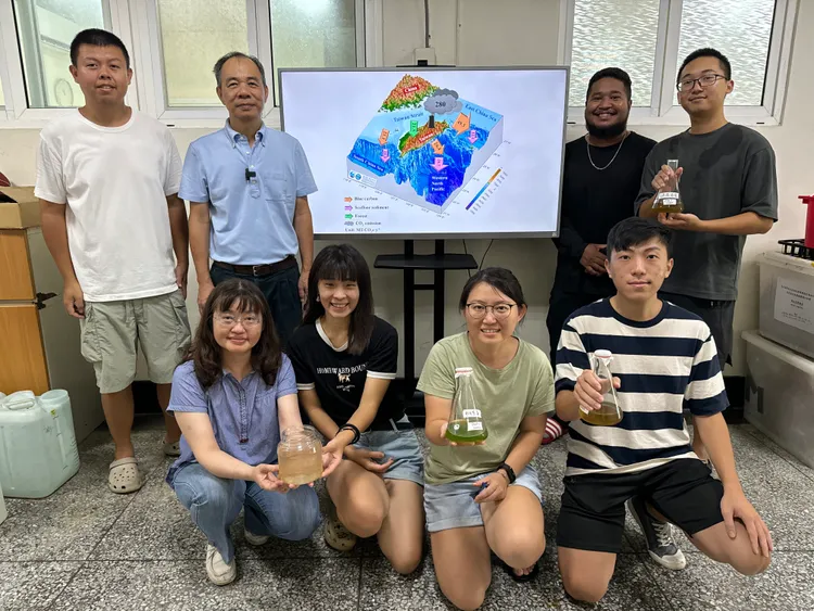 中山大學海科系洪慶章（上排左2）特聘教授團隊聚焦海洋性藍碳研究，證實海洋浮游動物代謝的「糞粒」是主要的顆粒有機碳。中山大學提供