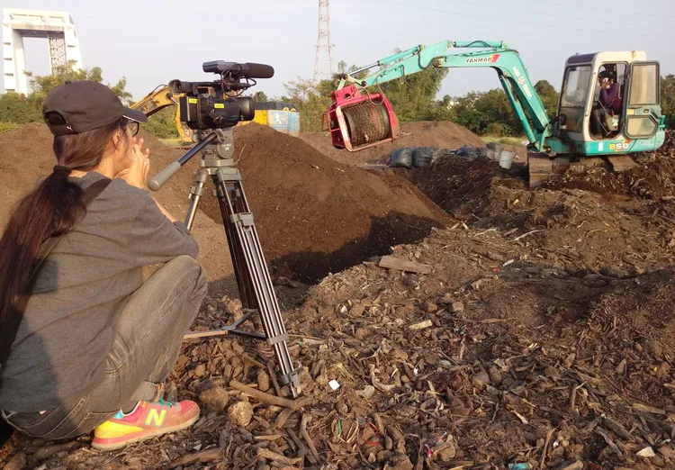 顏蘭權在臭氣撲鼻的有機堆肥現場，看到阿仁在烈日下工作，讓她滿是敬佩與感動。無米樂影像工作室提供