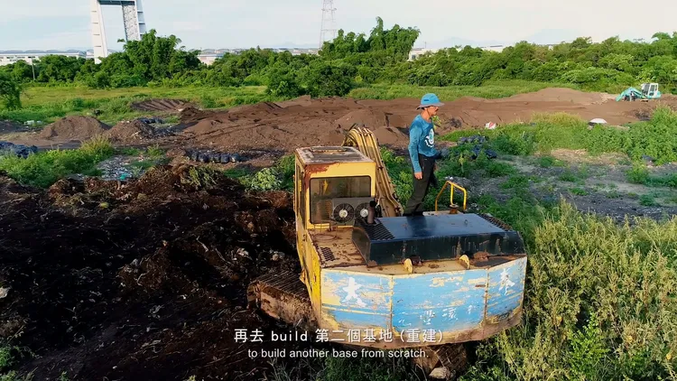 告別之前，阿仁環視農場，心中滿是不捨。無米樂影像工作室提供