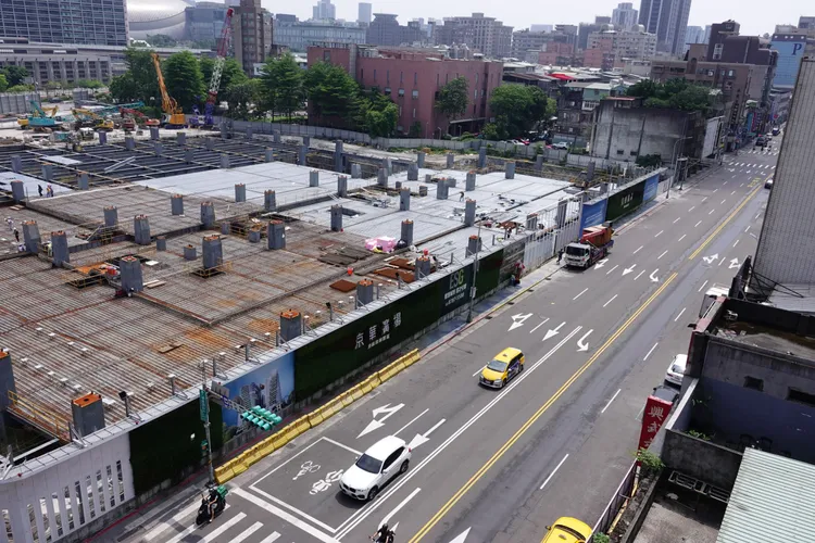 台北市前市長柯文哲任內核定京華城案容積率提高至840%引發爭議。圖為京華廣場工地，莊宗達攝