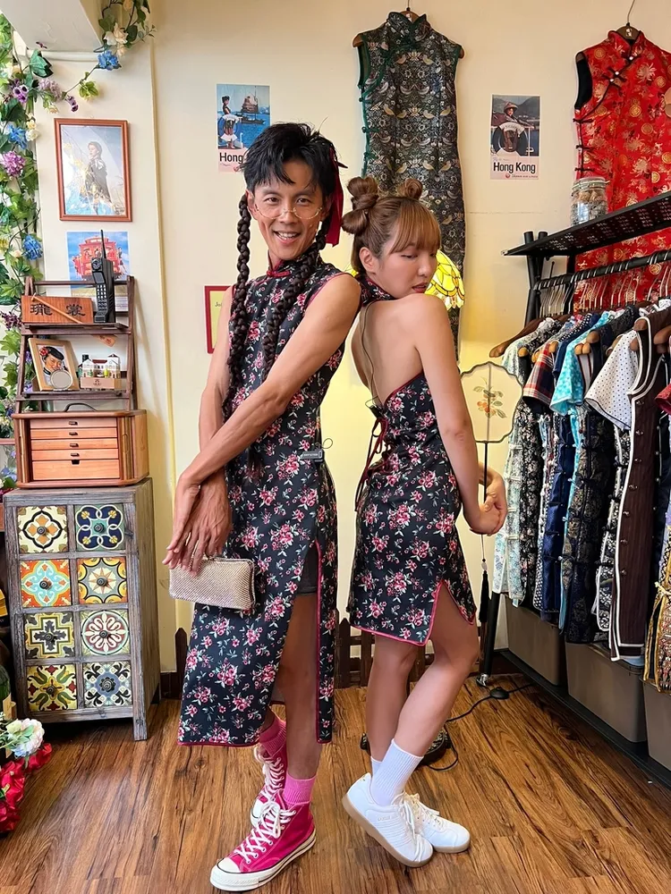 何美（右）穿旗袍大秀美背，阿翔粉墨登場一片靜默。民視提供