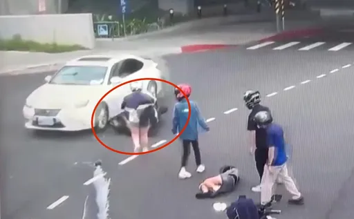 短裙妹无照双载摔车 白皙长腿「犁田」画面曝!车还被二次撞击太衰