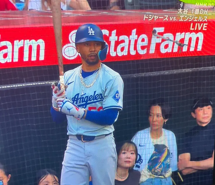 東山紀之（右起）一身黑，木村佳乃套上道奇隊的球衣。翻攝shoutaimuzu X