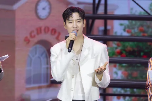 李帝勳來台有求必應衝下台自拍！甜撩粉絲「不像姐姐像妹妹」