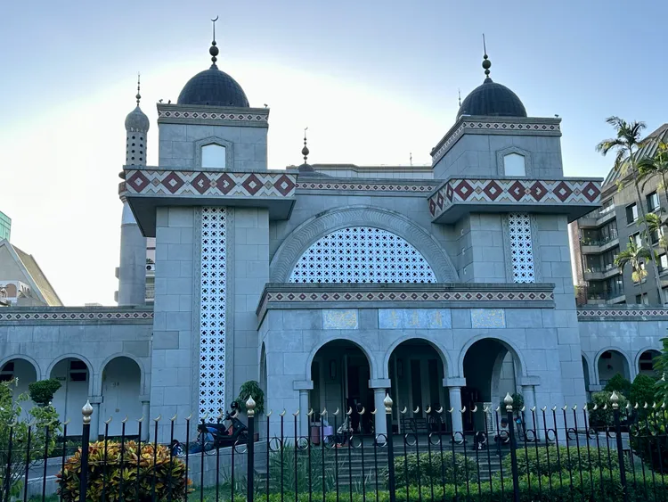 藝人唐治平暫住在台北清真寺，緊鄰大安森林公園，環境清幽。特勤中心攝