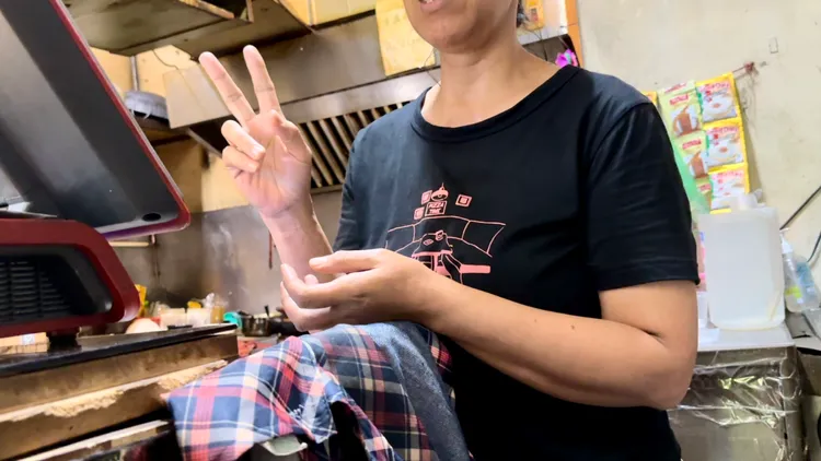 台北清真寺旁ROYAL印度餐廳老闆表示，唐治平友人每周都會來寄放2000元吃飯錢。特勤中心攝