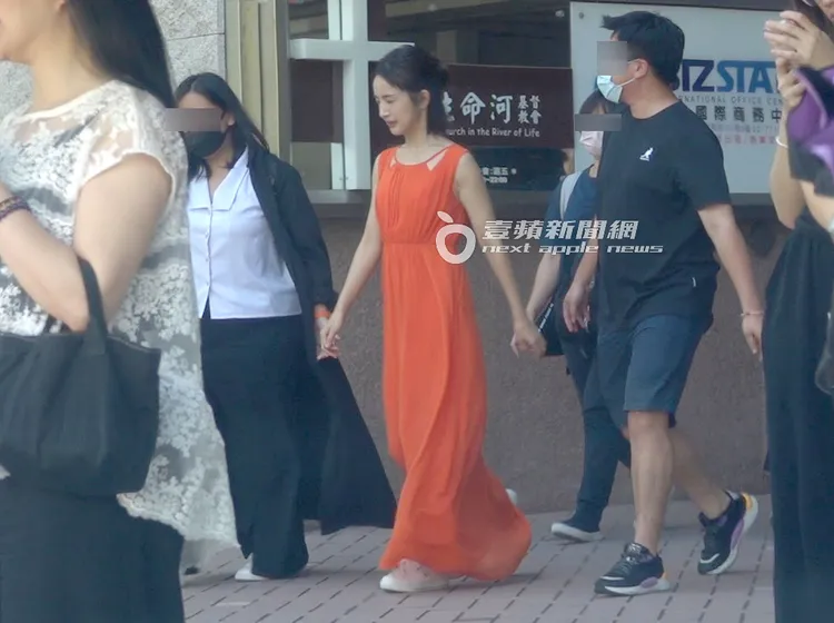 3名工作人員護送林依晨上保母車。特勤中心攝。