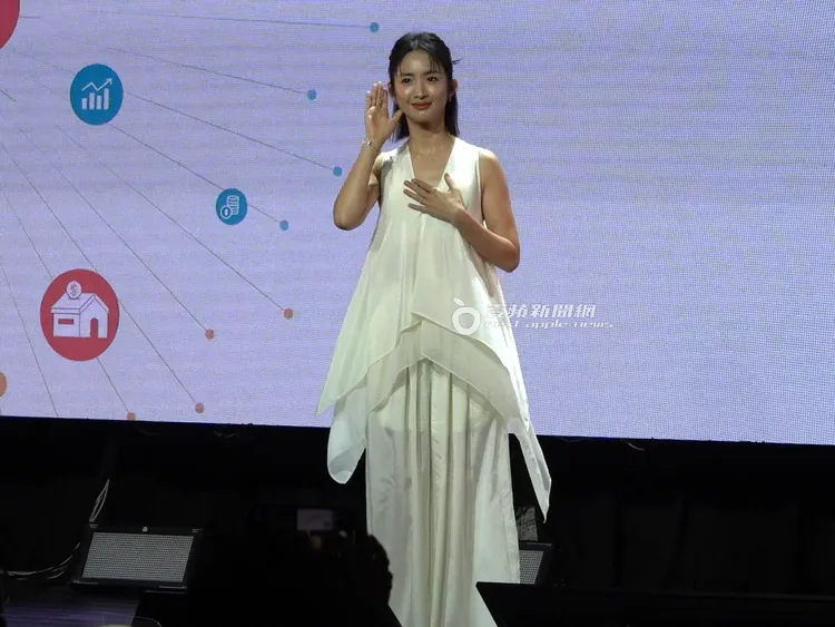 林依晨身穿白色裙裝亮相代言記者會。特勤中心攝