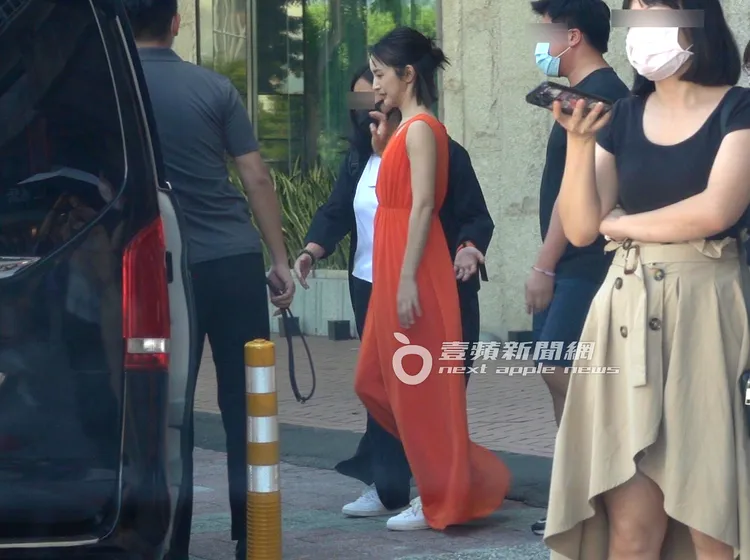 林依晨坐上305萬元賓士保母車代步。特勤中心攝