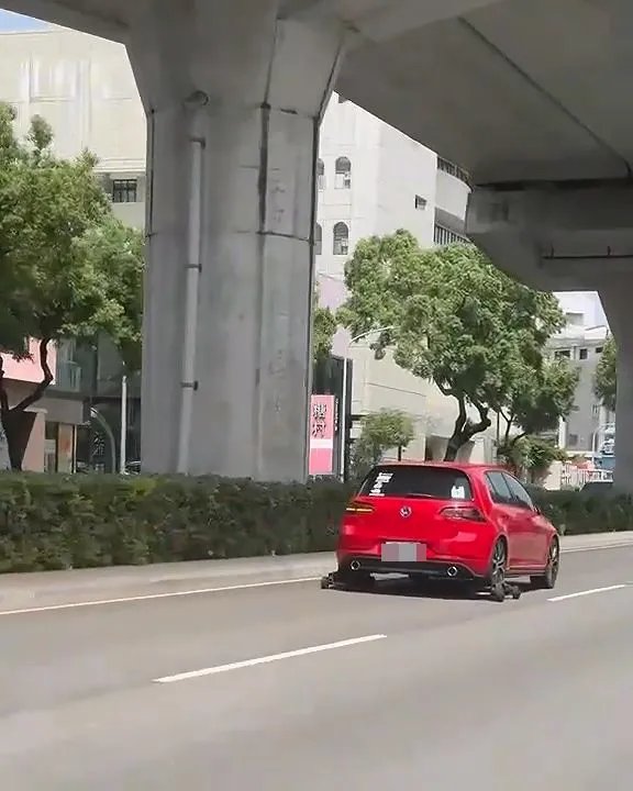 警方說，後輪安裝輔助輪行駛，已影響煞車有效使用，最重可處3600元罰鍰。翻攝「mita1211」Threads