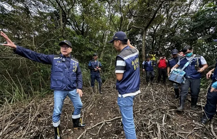 副市長劉和然(左一)率隊至排廢水現場勘查，要求涉案人整治改善污染土地，拆除工廠違建，以還原貌。環保局提供