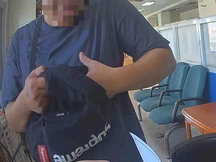 失主謝男接獲通知趕到派出所，表示當時急著搭高鐵才會將現金遺留車內。民眾提供