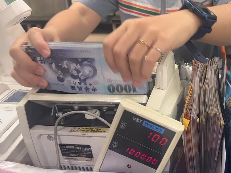 警方向超商借用點鈔機，清點合計20萬5600元。民眾提供