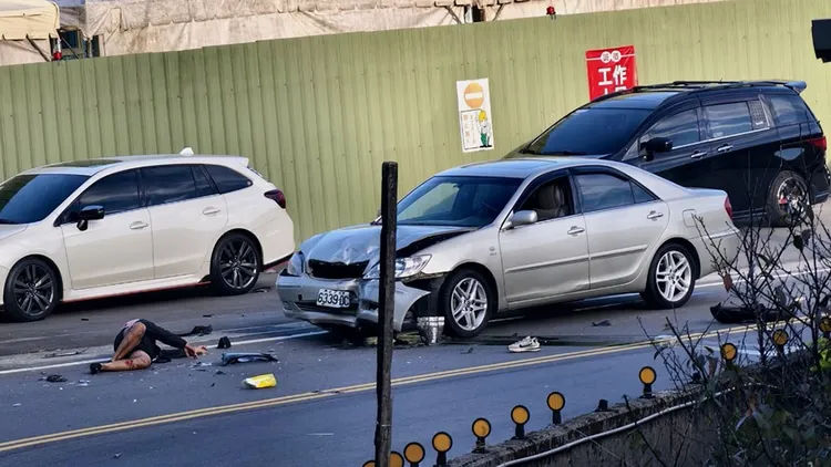 轎車車頭嚴重受損。翻攝自《記者爆料網》