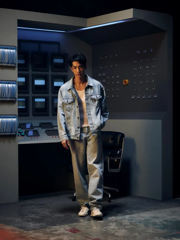 劉以豪換上白色吊嘎、單寧夾克以及568褲款。品牌提供