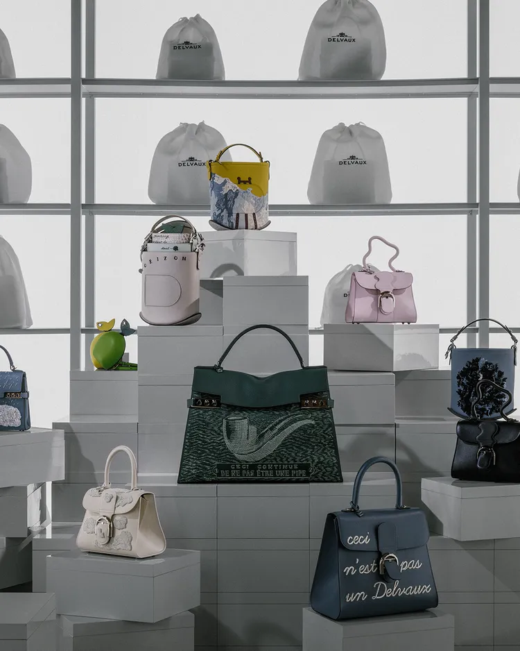 利用紛繁複雜的刺繡、印花圖案，將超現實主義大師馬格利特經典意象融入標誌性設計。品牌提供