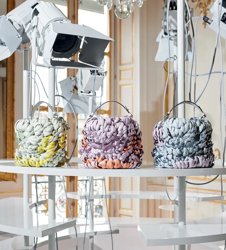 立體花瓣造型手袋融入新藝術主義崇尚大自然的理念。品牌提供