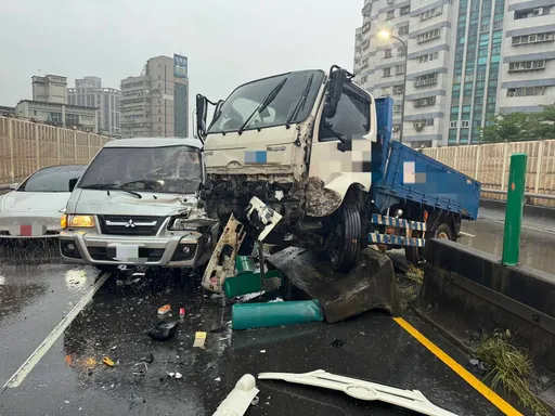 忠孝橋小貨車打滑「騎」上分隔島　衝對向車道碰撞1人傷