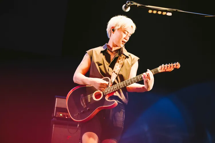 吉他手山田海斗自嘲「雖然我的嘴巴黑黑的，但是很健康」。B'in Live Entertainment提供