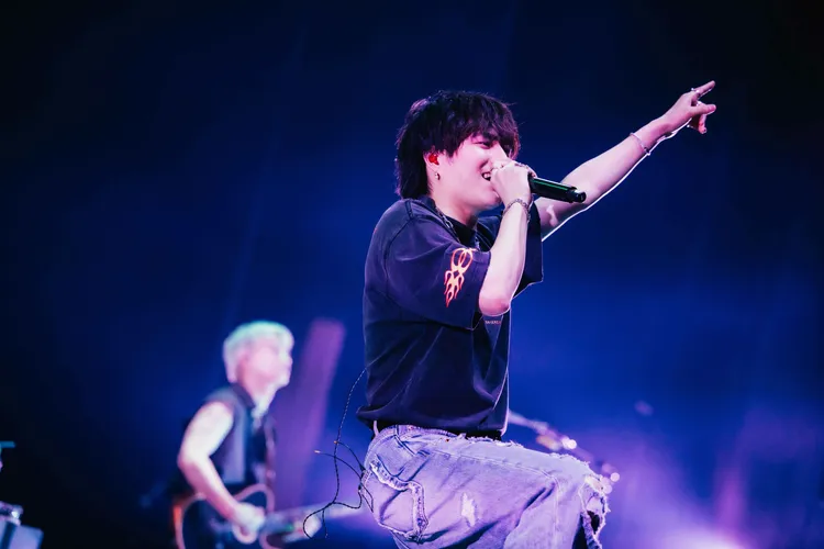 主唱竹中雄大搜刮枇杷膏潤喉糖回日本。B'in Live Entertainment提供