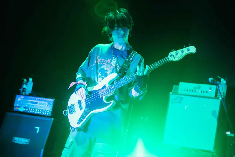 貝斯手圭吾親自在商場購買「神奇寶貝球」，丟下台送粉絲。B'in Live Entertainment提供